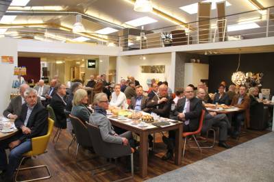 Auf reges Interesse stieß das erste Unternehmerfrühstück auf Einladung des CDU-Stadtverbandes im Möbelhaus Beckhoff. Rund 70 Firmeninhaber verfolgten den Vortrag Kampeters und diskutierten lebhaft mit dem Abgeordneten.