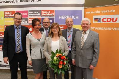 Freuten sich über positive Resonanz und eine lebhafte Diskussion zum ersten CDU-Unternehmerfrühstück in Verl: CDU-Vorsitzender Matthias Humpert, Fraktionsvorsitzende Gabriele Nitsch, MdB Steffen  Kampeter, Sabine Beckhoff-Schnathmann, Bürgermeisterkandidat und Moderator Michael Esken und Hans Beckhoff. Das Treffen fand in den Ausstellungsräumen des Möbelhauses Beckhoff statt.