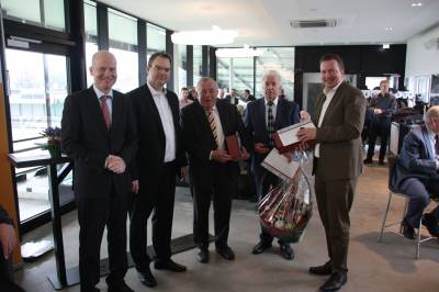 Ralf Brinkhaus und Matthias Humpert überreichten den Jubiliaren ihre Ehrenurkunden: Franz Berenbrinker (40 Jahre), Wolfgang Tischler (50 Jahre), Ulf Tischler (25 Jhare)