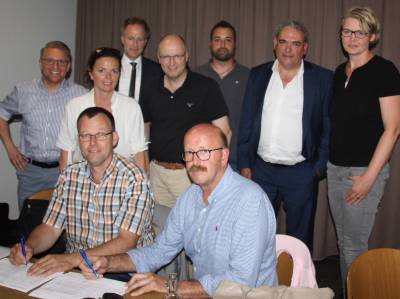 Begutachten die Listen der Interessenten: Robin Rieksneuwöhner, Gabriele Nitsch, Andreas Westermeyer, Rechtsanwalt Dr. Holger Dinkhoff, Bürgermeister Michael Esken, stellv. Bürgermeister Josef Dresselhaus, Julian Chalmers (Deutsche Glasfaser), Marco Westenberg (deutsche Glasfaser) und Sandra Claes (Wirtschaftsförderung Stadt Verl)