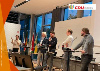 v.l.: Gabi Nitsch (Fraktionsvorsitzende CDU-Fraktion Verl), Hans und Johannes Beckhoff (Beckhoff Automation), Felix Rodejohann (ansvar2030 Holding), Dr. Fabian Humpert (Klimamanager Stadt Verl)