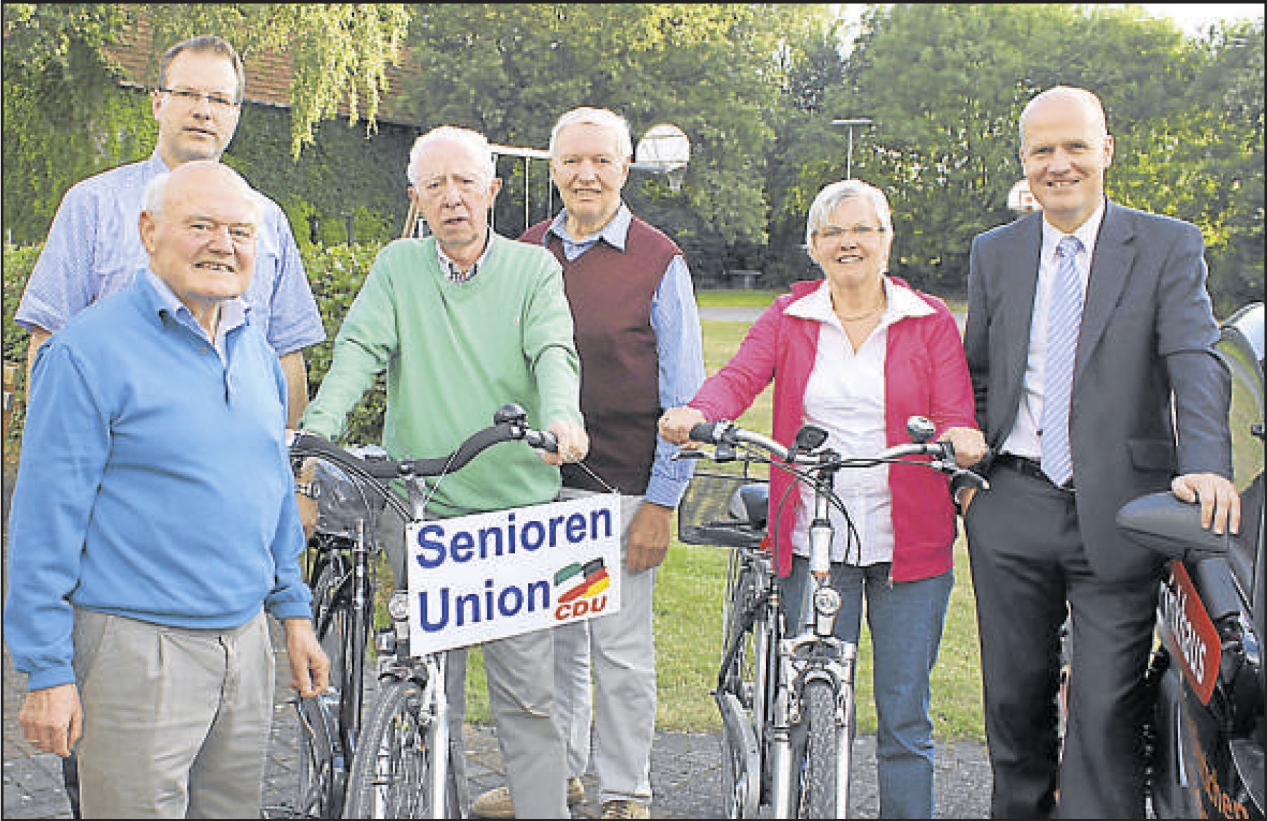 Radfahren und über Politik reden: Darum ging es bei einer Veranstaltung der Senioren-Union. Das Bild zeigt (v. l.) Ewald Mashänser, Matthias Humpert, Josef Lakämper, Heiner Hollenhorst, Annette Kappelmann und Ralph Brinkhaus. Radfahren und über Politik reden: Darum ging es bei einer Veranstaltung der Senioren-Union. Das Bild zeigt (v. l.) Ewald Mashänser, Matthias Humpert, Josef Lakämper, Heiner Hollenhorst, Annette Kappelmann und Ralph Brinkhaus.