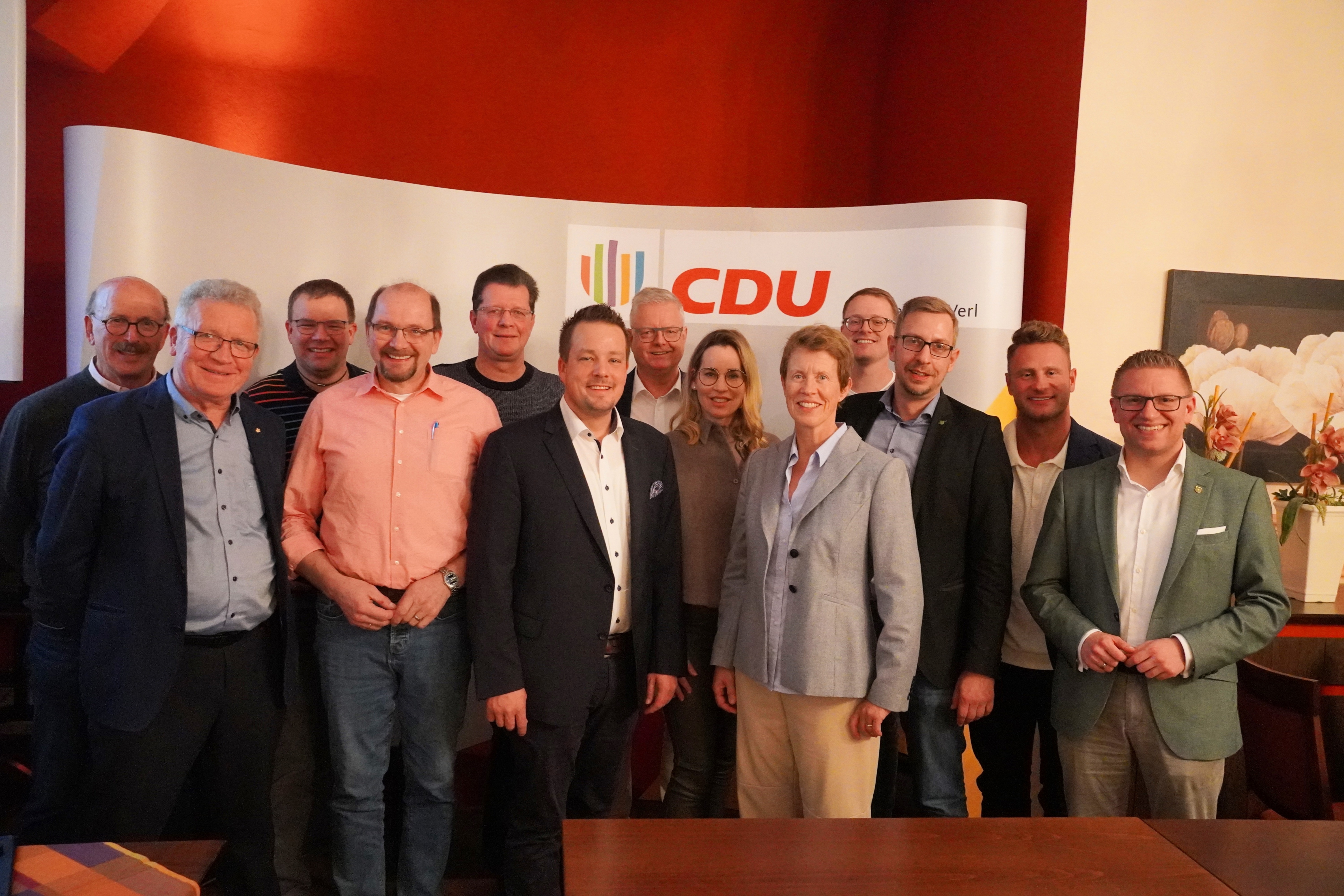 v.l.:Josef Dresselhaus, Hans-Peter Jakobfeuerborn, Jan-Hendrik Bade, Friedbert Voigt, Berthold Pape, Sebastian Dahlktter, Andreas Honert, Isabell Fortkord, Anke Lddemann, Christian Rehphler, Daniel Maasjosthusmann, Patrick Flatt und Brgermeister Robin