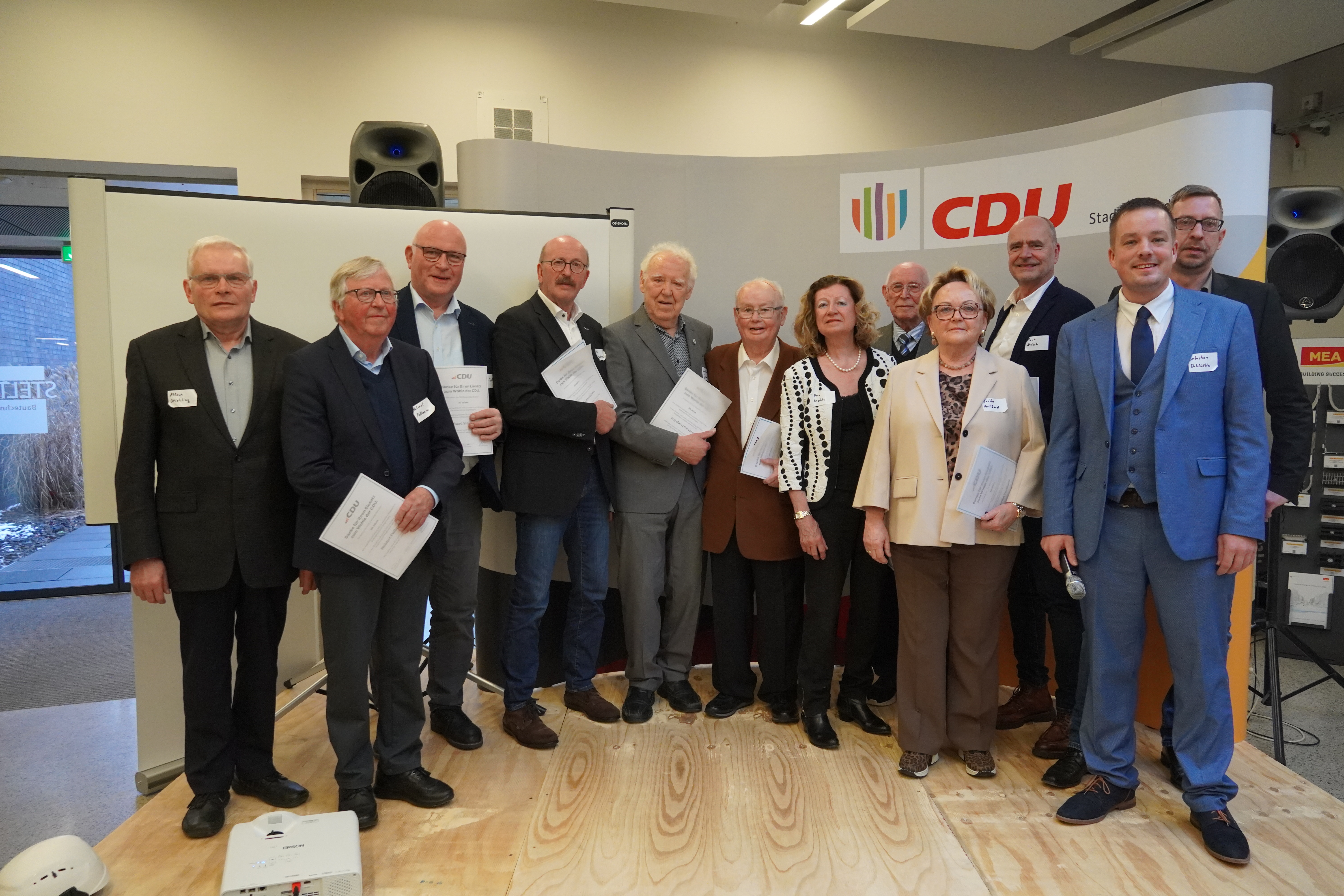 Sebastian Dahlk�tter, Daniel Masjosthusmann (rechts) mit Alfons Stickling (v. links), Helmut Pollmeier, Erhard Sielhorst, Josef Dresselhaus, Engelbert Gievers, Heinz-Klemens Fortkord, Vera Wischke, Antonius Gro�er�schkamp, Erika Fortkord, Frank Nitsch