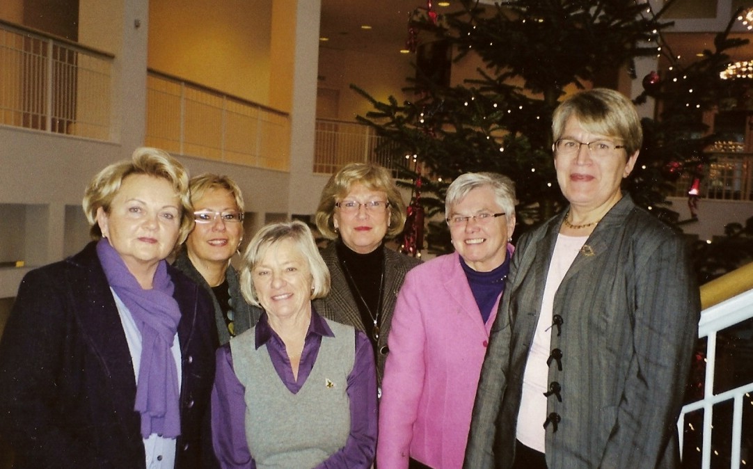 Auf dem Foto sind von links zu sehen : 1.Erika Fortkord, 2.die Vorsitzende der FU Dortmund, 3.die stellvertretende CDU-Fraktionsvorsitzende aus Dortmund, 4.Gisela Rüter, 5.Annette Kappelmann, 6.Gertrud Buschmann